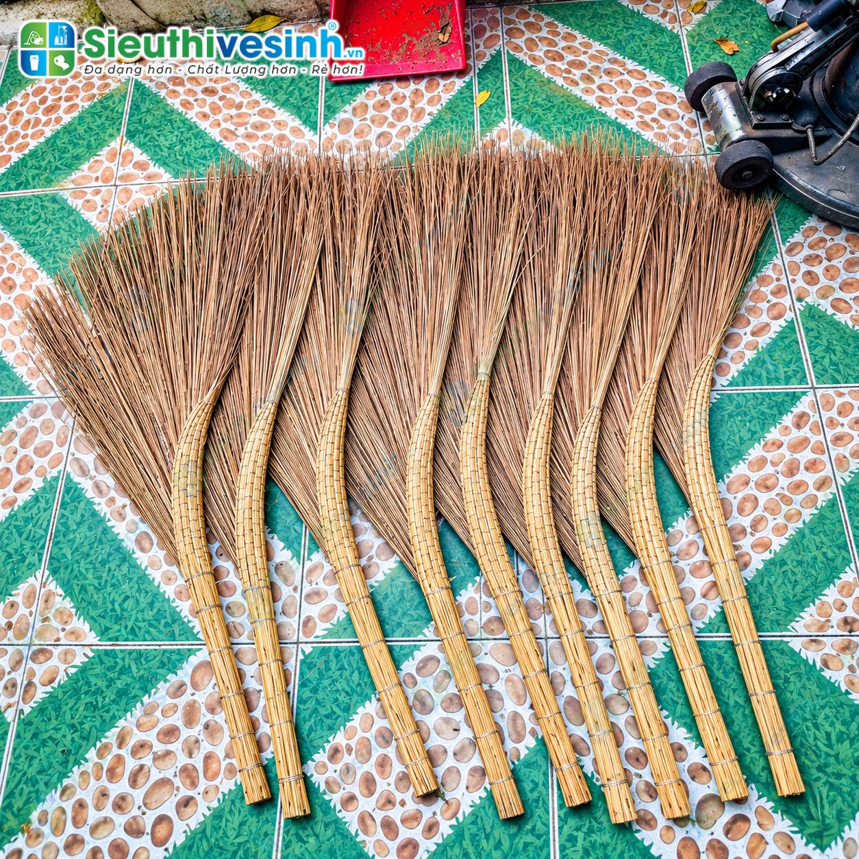 Chổi dừa quét lá cây