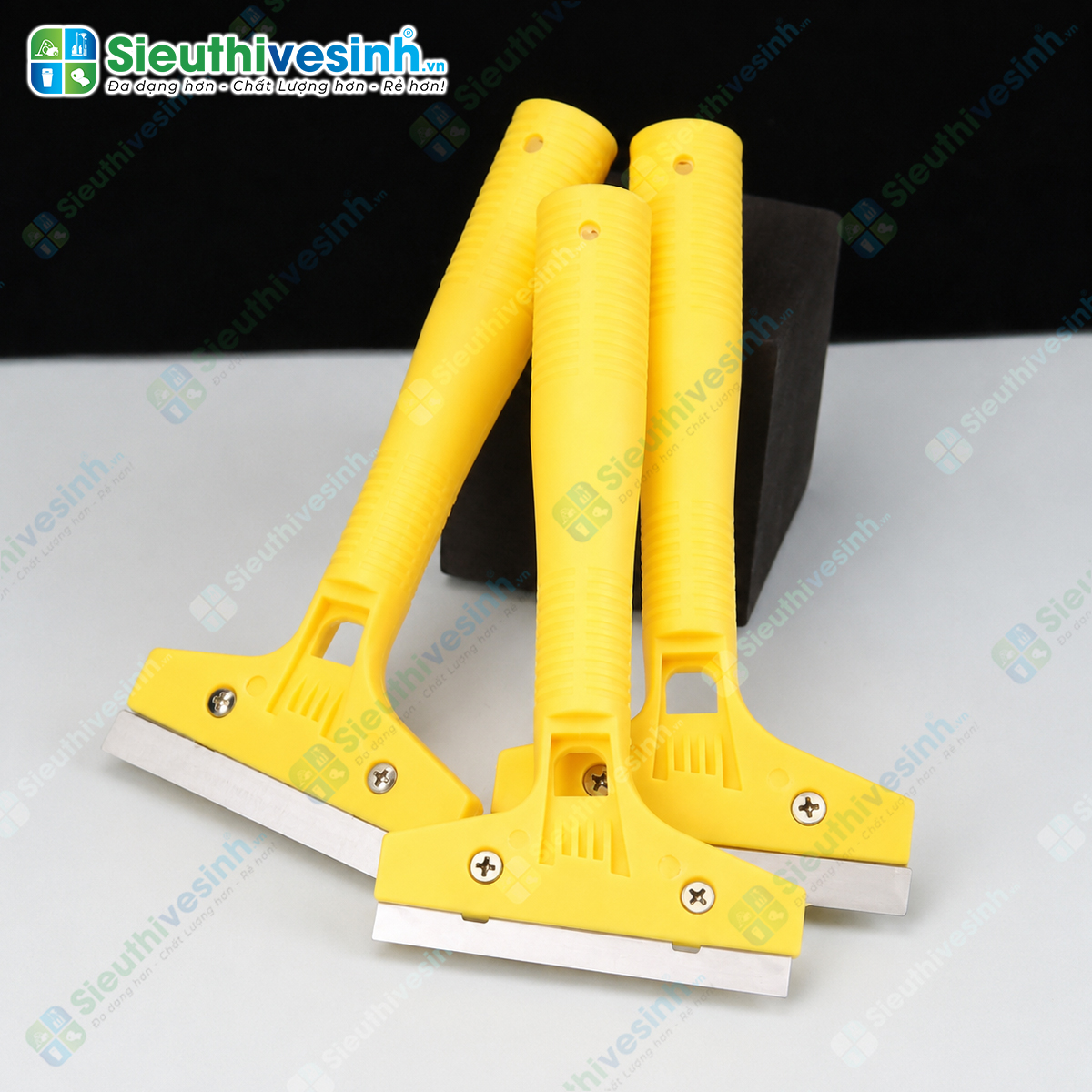 Cây sủi sơn cán ngắn màu vàng giúp cạo sạch sơn, keo, xi măng và các vết bẩn cứng đầu trên kính, gạch và inox một cách nhanh chóng.