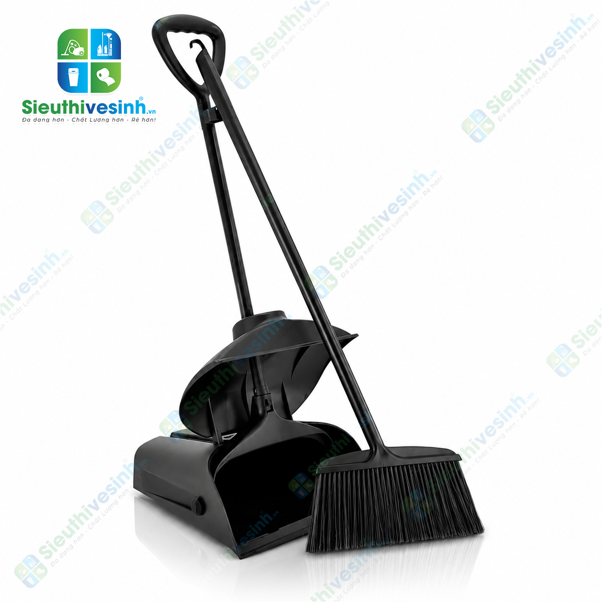 Bộ chổi và ky hốt rác có nắp đậy giúp quét, thu gom và chứa rác nhanh chóng, hạn chế bụi bẩn phát tán.