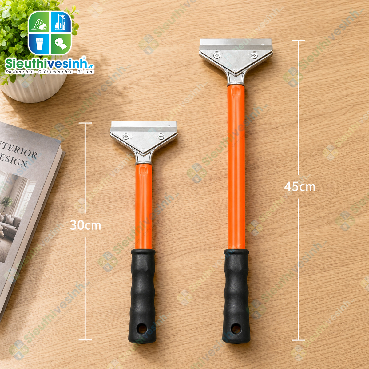 Cây sủi inox cán ngắn 30cm với lưỡi inox rộng 10cm giúp cạo sạch sơn, keo, silicon và xi măng trên kính, gạch men và inox.