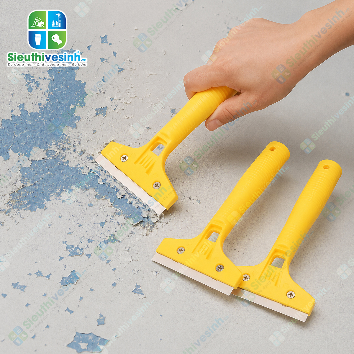 Cây sủi sơn cán ngắn màu vàng giúp cạo sạch sơn, keo, xi măng và các vết bẩn cứng đầu trên kính, gạch và inox một cách nhanh chóng.