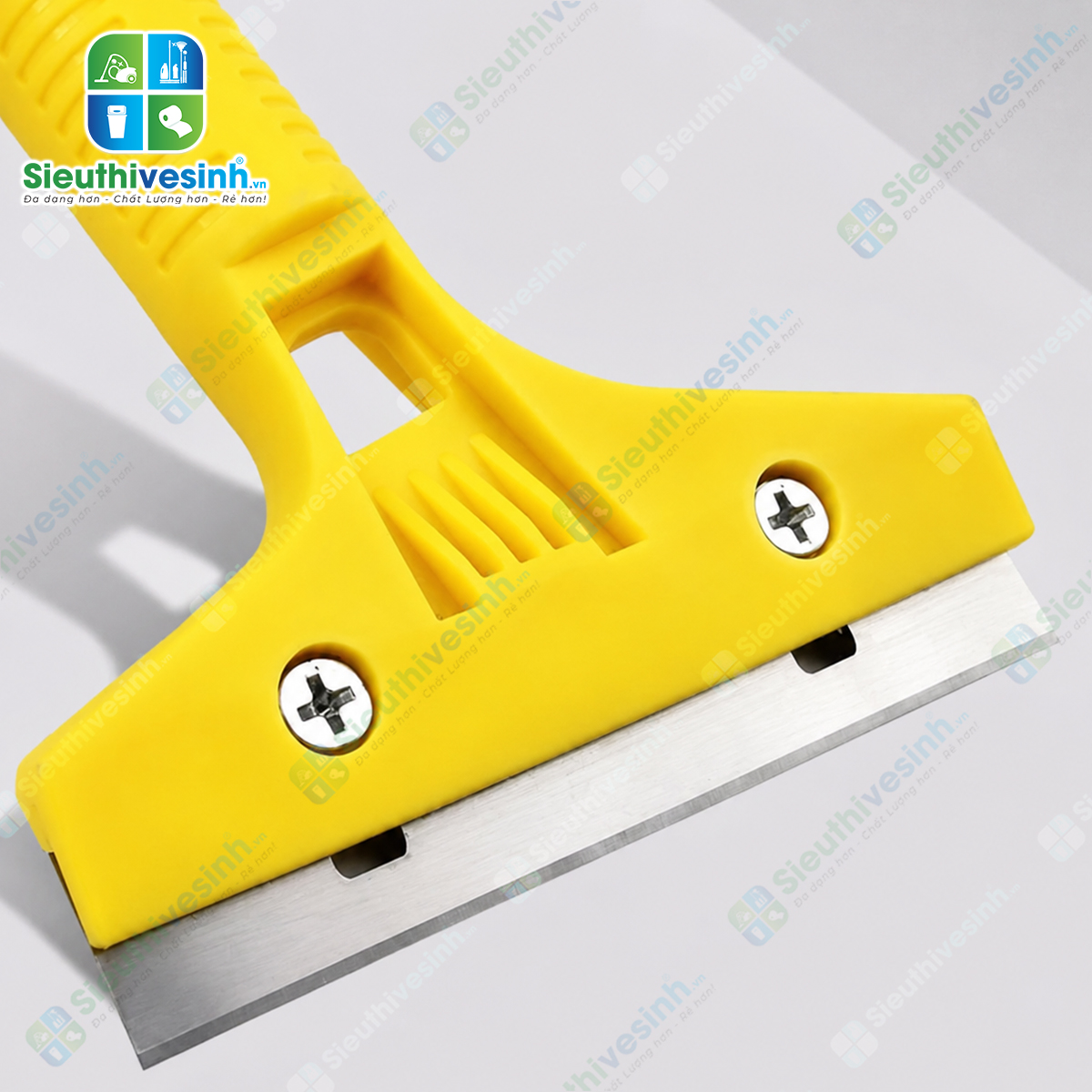 Cây sủi sơn cán ngắn màu vàng giúp cạo sạch sơn, keo, xi măng và các vết bẩn cứng đầu trên kính, gạch và inox một cách nhanh chóng.