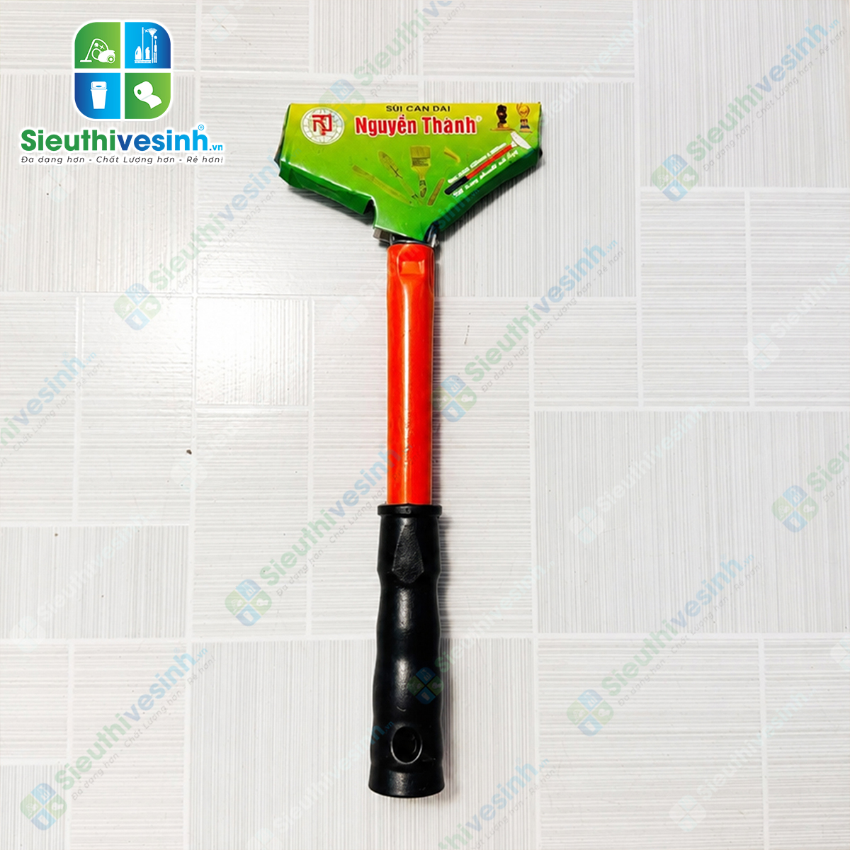 Cây sủi inox cán ngắn 30cm với lưỡi inox rộng 10cm giúp cạo sạch sơn, keo, silicon và xi măng trên kính, gạch men và inox.