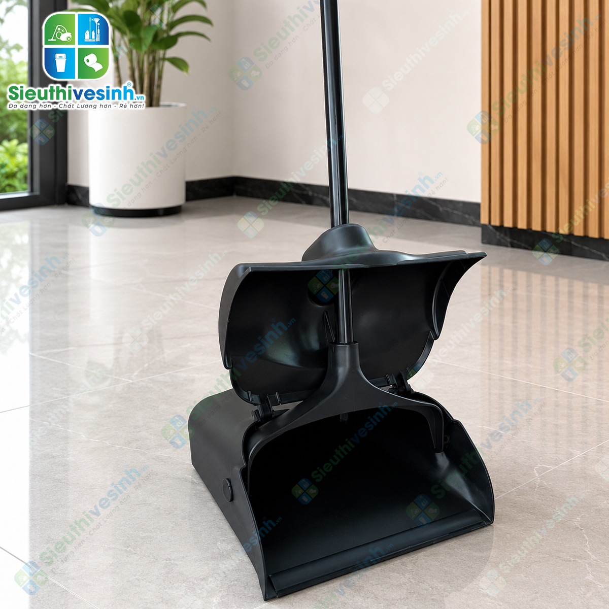 Bộ chổi và ky hốt rác có nắp đậy giúp quét, thu gom và chứa rác nhanh chóng, hạn chế bụi bẩn phát tán.