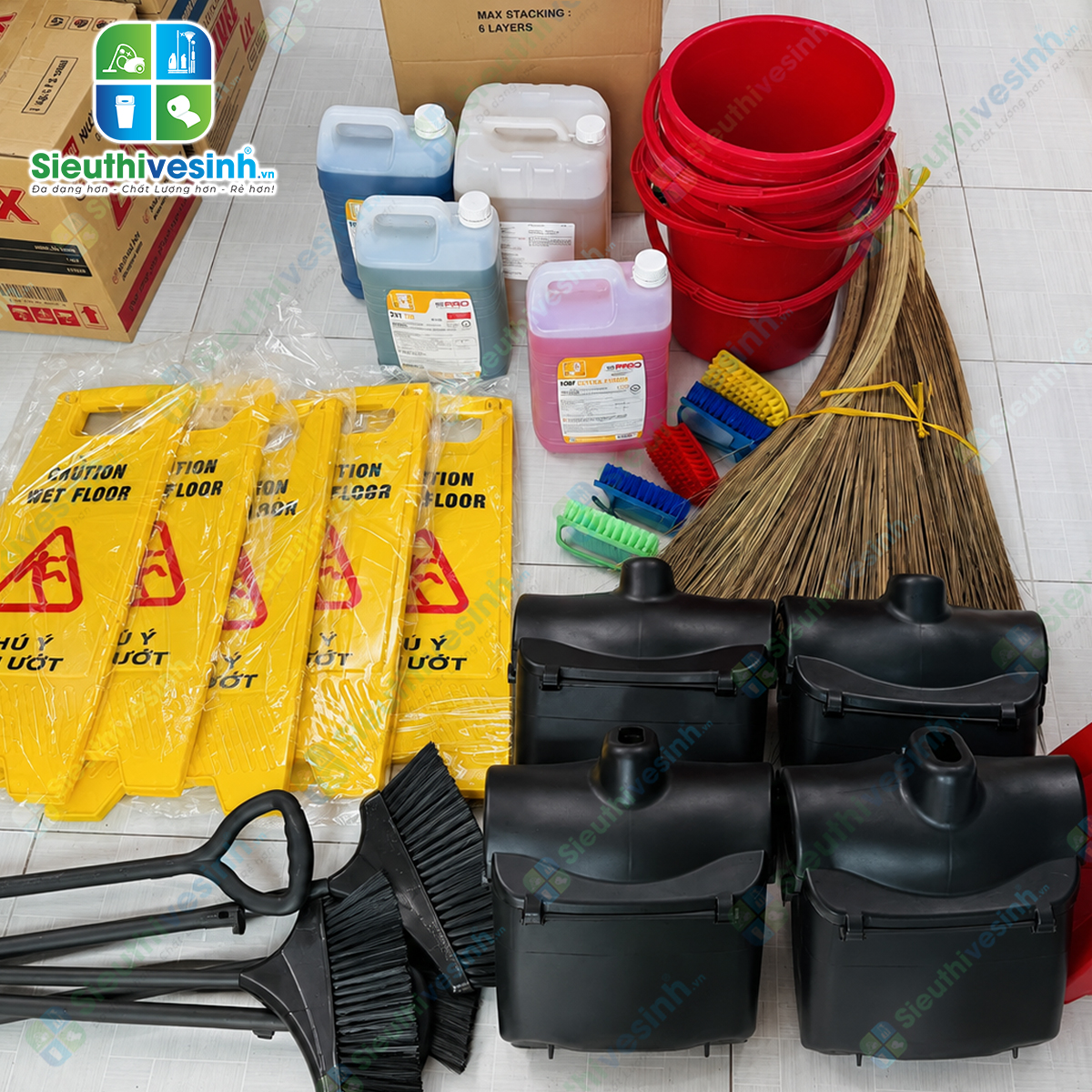 Bộ chổi và ky hốt rác có nắp đậy giúp quét, thu gom và chứa rác nhanh chóng, hạn chế bụi bẩn phát tán.
