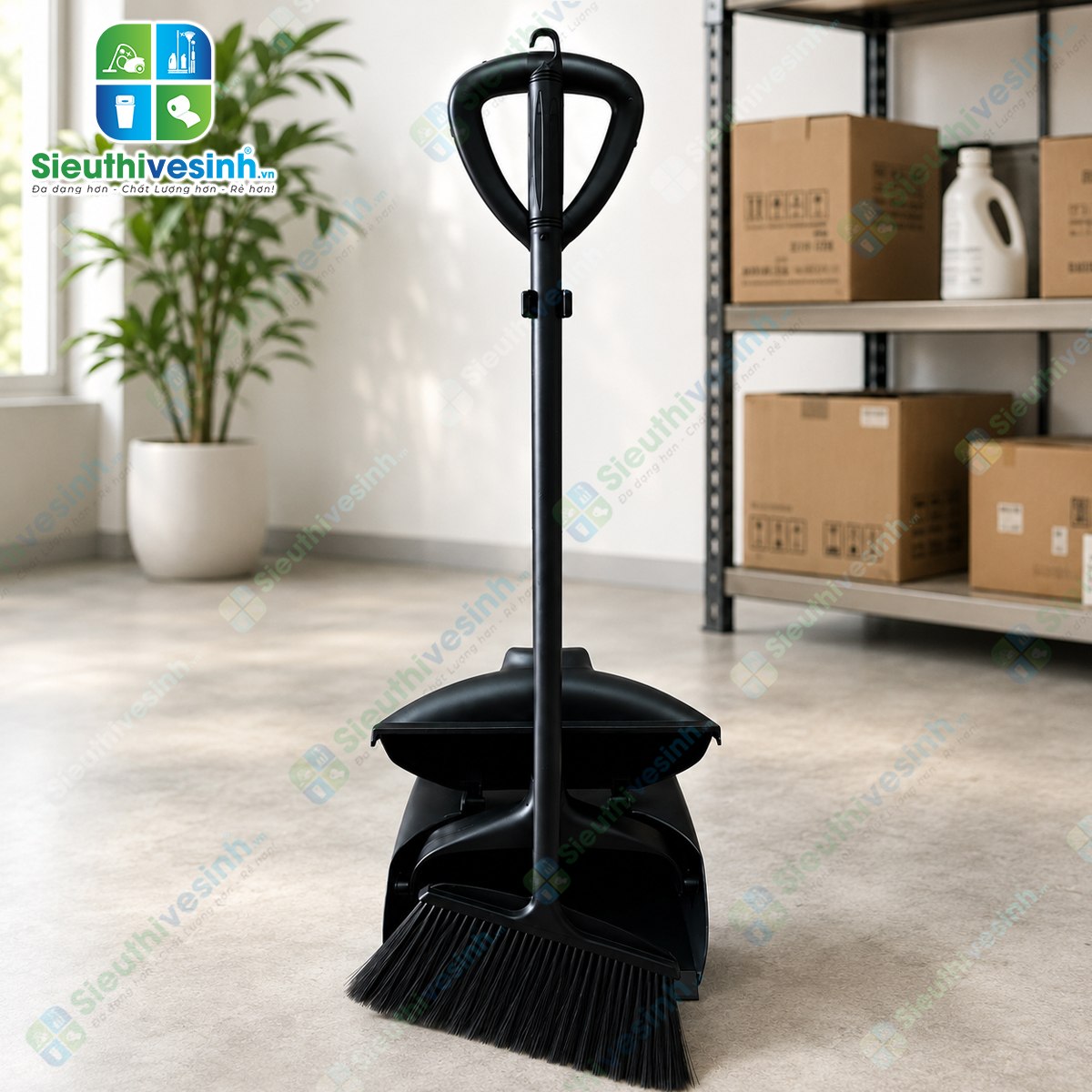 Bộ chổi và ky hốt rác có nắp đậy giúp quét, thu gom và chứa rác nhanh chóng, hạn chế bụi bẩn phát tán.