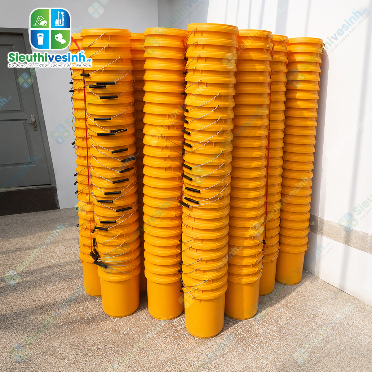 Xô nhựa vàng 10L không nắp được làm từ nhựa PP cao cấp, bền chắc, phù hợp sử dụng trong gia đình và vệ sinh công nghiệp.