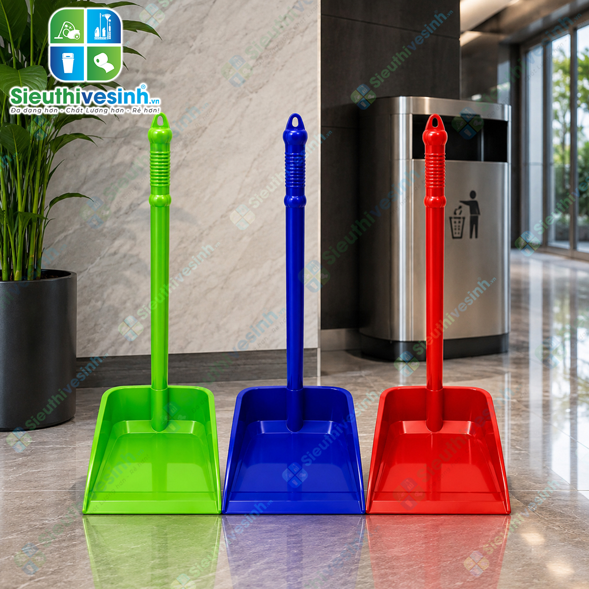 Ky hốt rác nhựa cán dài giúp thu gom bụi và rác nhanh chóng ở tư thế đứng, hạn chế cúi người trong quá trình vệ sinh.