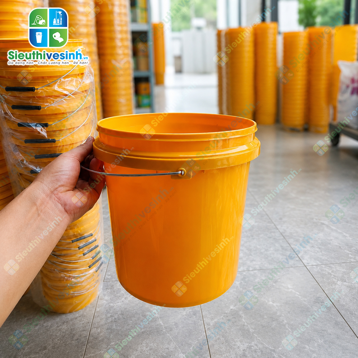 Xô nhựa vàng 10L không nắp được làm từ nhựa PP cao cấp, bền chắc, phù hợp sử dụng trong gia đình và vệ sinh công nghiệp.