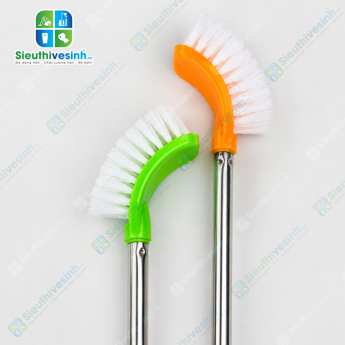 Cây chà toilet tròn cán inox dài với đầu cước bền chắc giúp làm sạch bồn cầu và khu vực vệ sinh nhanh chóng, hiệu quả.