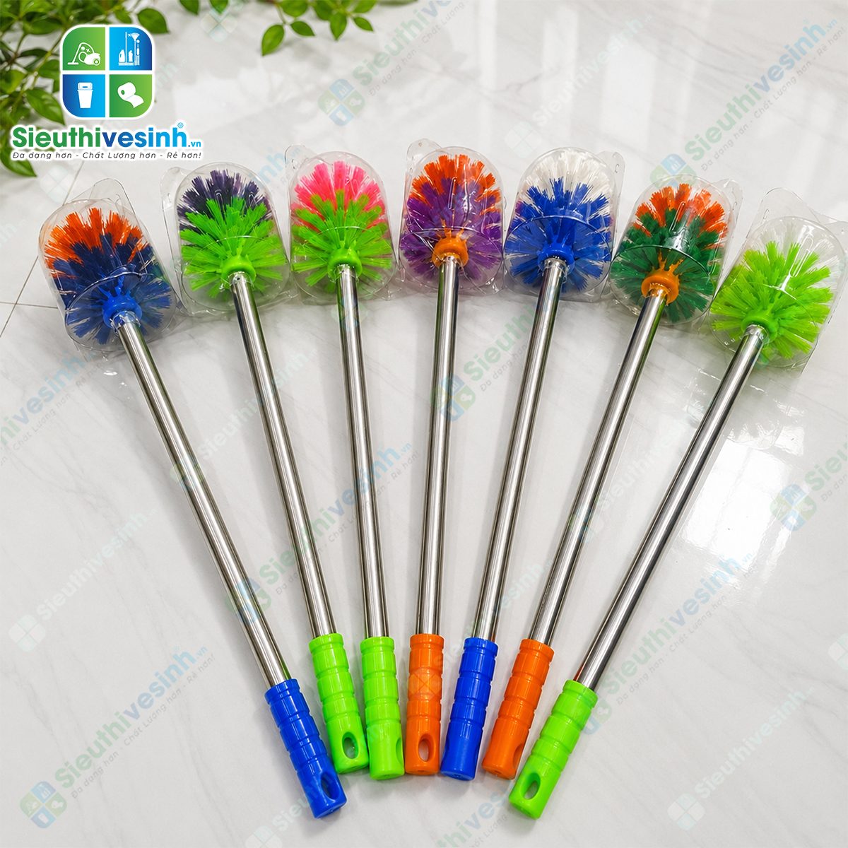 Cây chà toilet tròn cán inox dài với đầu cước bền chắc giúp làm sạch bồn cầu và khu vực vệ sinh nhanh chóng, hiệu quả