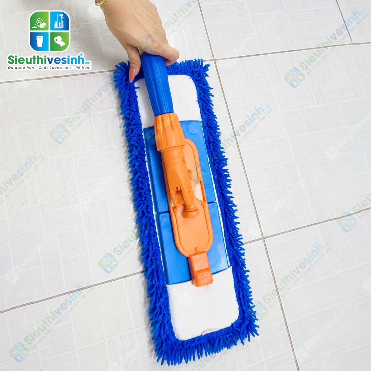 Bộ cây lau san hô 45cm bản nhựa rút kèm miếng lau microfiber siêu thấm hút, giúp lau sàn nhanh sạch và tiết kiệm thời gian vệ sinh.