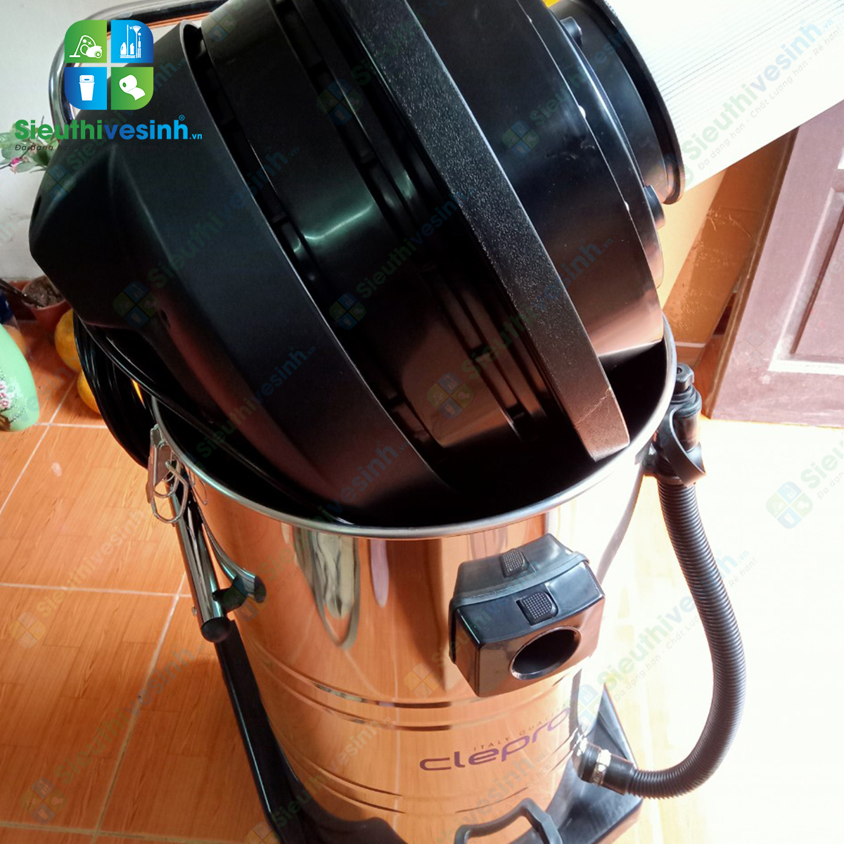 Máy hút bụi công nghiệp CLEPRO S3/80 (3 Motor) sở hữu lực hút mạnh, thùng chứa inox 80L và hệ thống lọc bụi hai tầng, phù hợp cho vệ sinh công nghiệp.