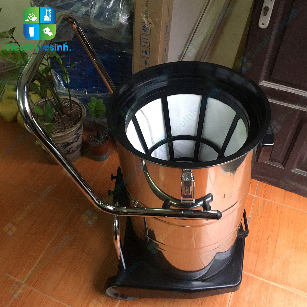 Máy hút bụi công nghiệp CLEPRO S3/80 (3 Motor) sở hữu lực hút mạnh, thùng chứa inox 80L và hệ thống lọc bụi hai tầng, phù hợp cho vệ sinh công nghiệp.