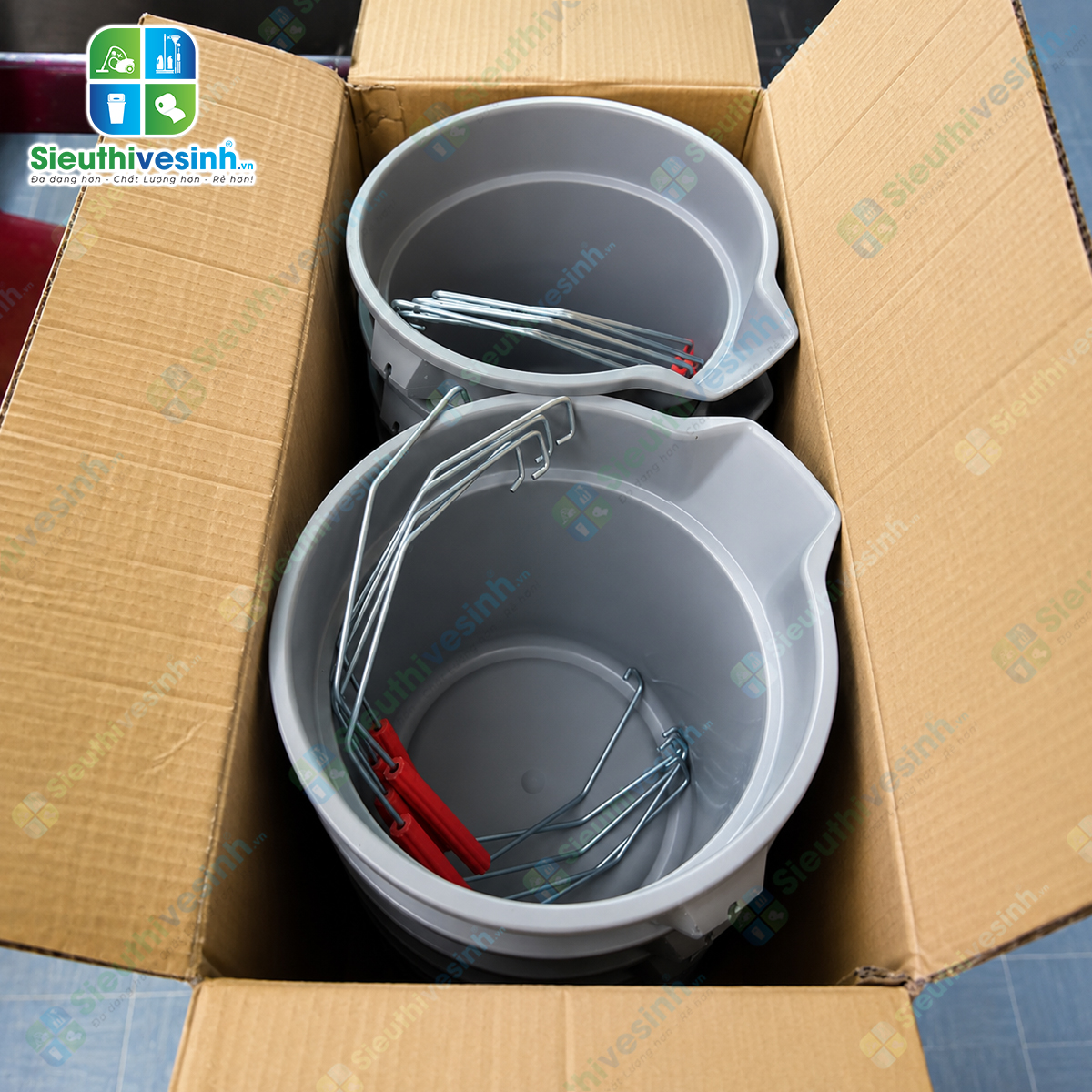 Xô nhựa 10L có miệng rót và vạch chia dung tích giúp pha hóa chất, đựng nước và vệ sinh hiệu quả. Sản phẩm giao ngẫu nhiên mẫu tay cầm màu đỏ hoặc màu đen tùy từng lô hàng.