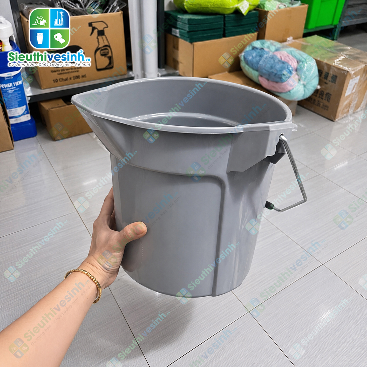 Xô nhựa 10L có miệng rót và vạch chia dung tích giúp pha hóa chất, đựng nước và vệ sinh hiệu quả. Sản phẩm giao ngẫu nhiên mẫu tay cầm màu đỏ hoặc màu đen tùy từng lô hàng.