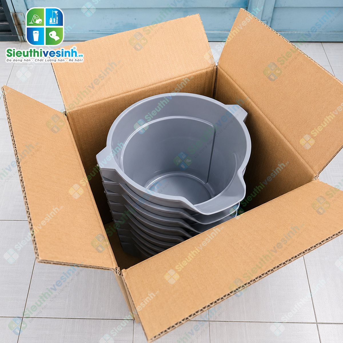 Xô nhựa 10L có miệng rót và vạch chia dung tích giúp pha hóa chất, đựng nước và vệ sinh hiệu quả. Sản phẩm giao ngẫu nhiên mẫu tay cầm màu đỏ hoặc màu đen tùy từng lô hàng.