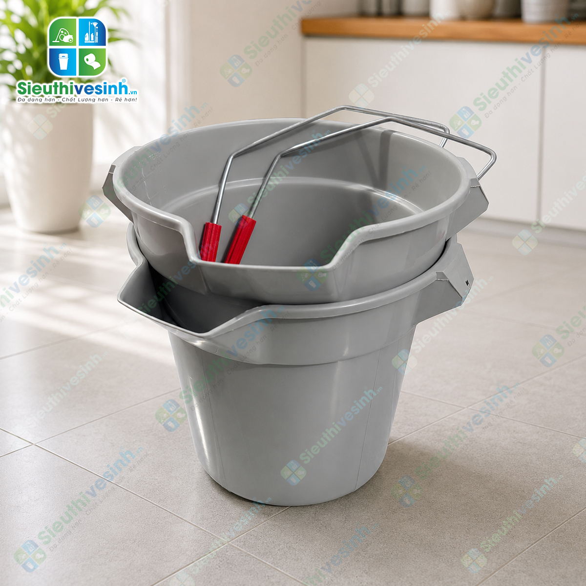 Xô nhựa 10L có miệng rót và vạch chia dung tích giúp pha hóa chất, đựng nước và vệ sinh hiệu quả. Sản phẩm giao ngẫu nhiên mẫu tay cầm màu đỏ hoặc màu đen tùy từng lô hàng.