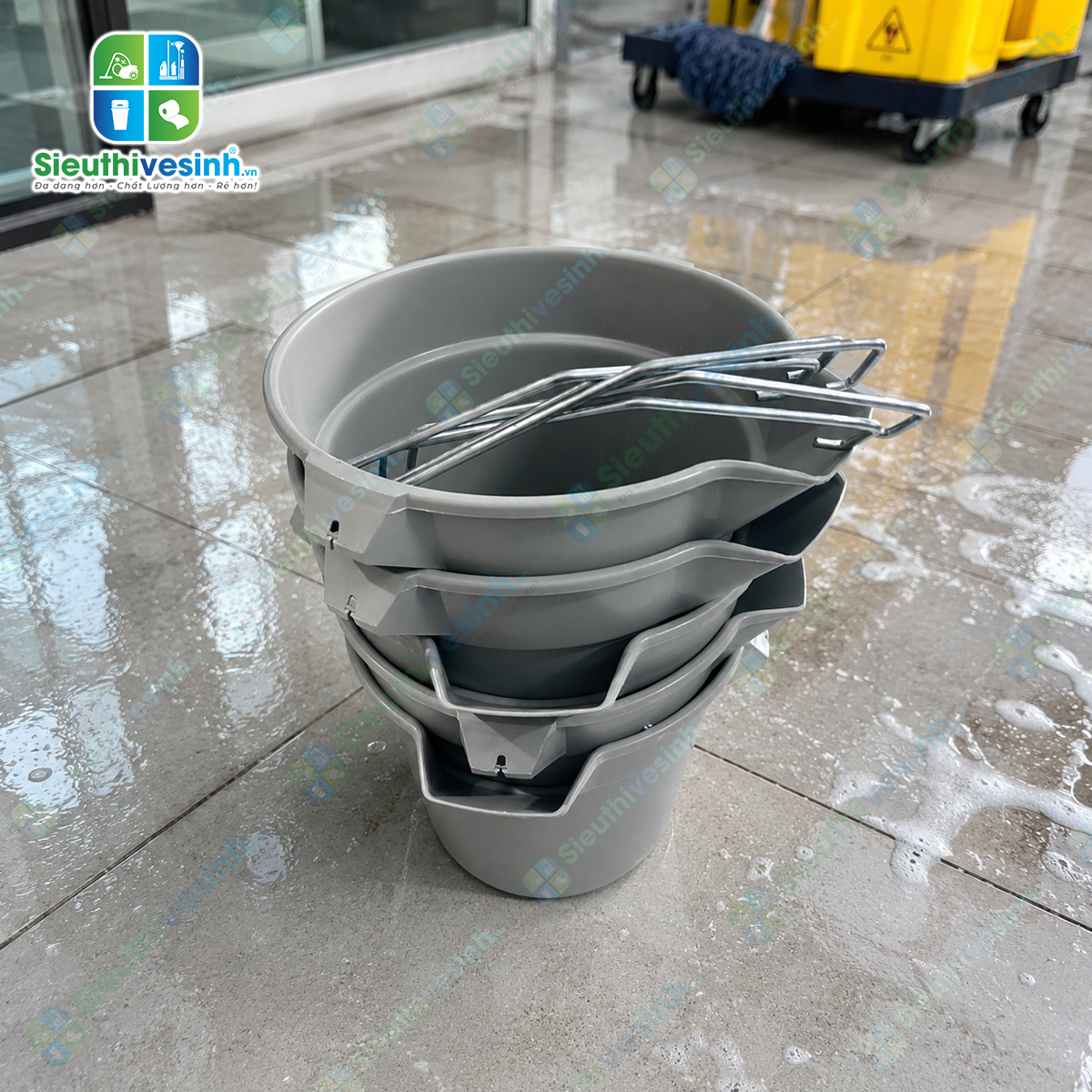 Xô nhựa 10L có miệng rót và vạch chia dung tích giúp pha hóa chất, đựng nước và vệ sinh hiệu quả. Sản phẩm giao ngẫu nhiên mẫu tay cầm màu đỏ hoặc màu đen tùy từng lô hàng.