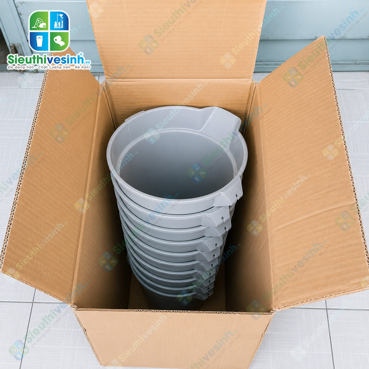 Xô nhựa 10L có miệng rót và vạch chia dung tích giúp pha hóa chất, đựng nước và vệ sinh hiệu quả. Sản phẩm giao ngẫu nhiên mẫu tay cầm màu đỏ hoặc màu đen tùy từng lô hàng.
