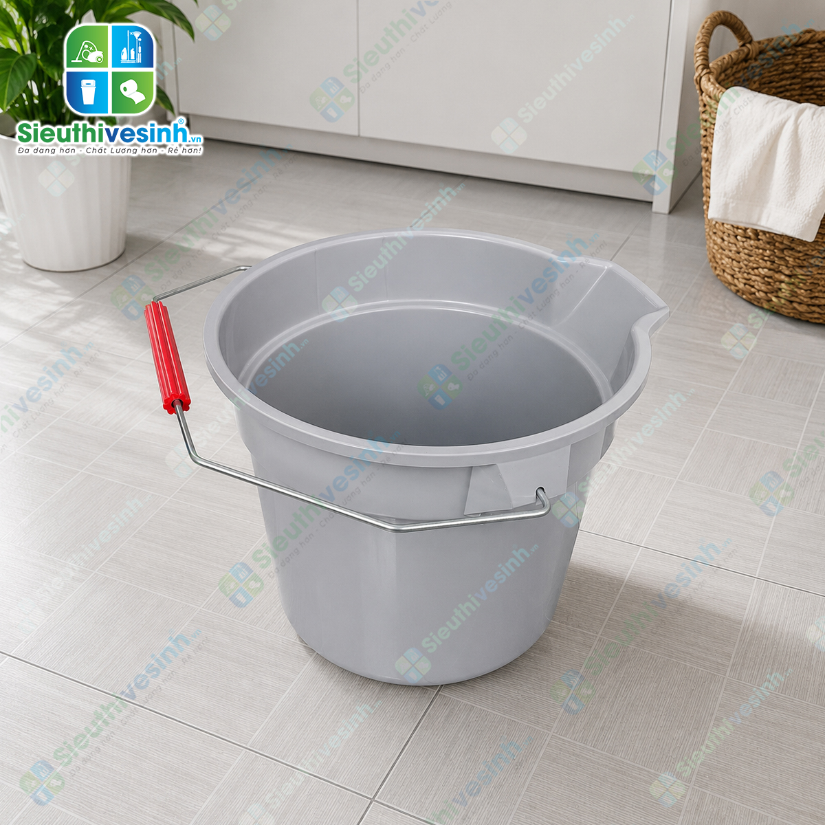 Xô nhựa 10L có miệng rót và vạch chia dung tích giúp pha hóa chất, đựng nước và vệ sinh hiệu quả. Sản phẩm giao ngẫu nhiên mẫu tay cầm màu đỏ hoặc màu đen tùy từng lô hàng.